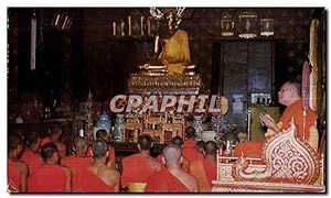 Carte Postale Ancienne Monks Offering Prayers in a Bangok Temple Thailand