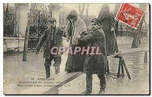 Carte Postale Ancienne Asnieres Inondations de Janvier 1910 Sauvetage d'une sexagenaire TOP