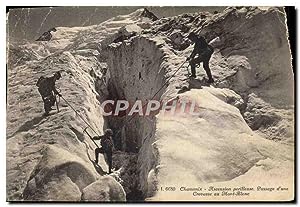Carte Postale Ancienne Chamonix ascension Perilleuse Passage d'une crevasse au Mont Blanc alpinisme