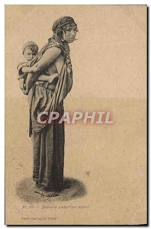 Carte Postale Ancienne Beaute orientale Bedouine portant son enfant