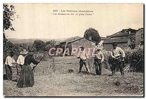 Carte Postale Ancienne Folklore Les travaux champetres Les batteurs de ble en plein champ