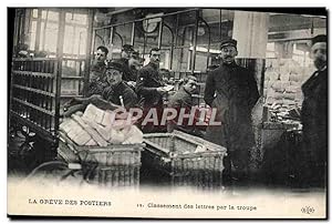 Carte Postale Ancienne La greve des postiers Classement des lettres par la troupe TOP
