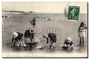 Carte Postale Ancienne Sur la plage Un depart de voiliers Bateaux