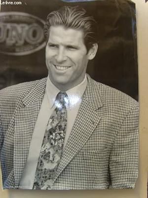 Photo d'un bel homme, d'une trentaine d'année, en costume cravate.