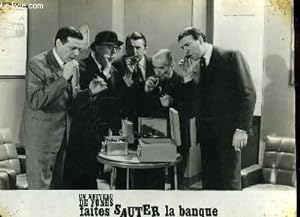 1 photographie d'exploitation du film " Faites Sauter la Banque", avec Louis de Funes. Scène avec...