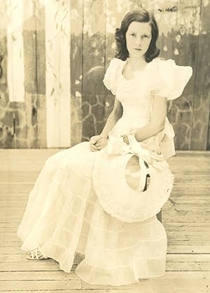 VINTAGE YOUNG BEAUTY QUEEN GIRL MANNERS SOUTHERN SCENE ARTISTIC DANCING PHOTO