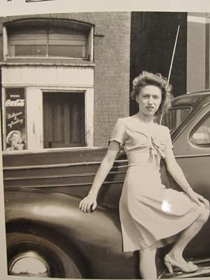 ANTIQUE COCA COLA SIGN WW2 ERA 1944 AMERICAN BLONDE GIRL BEAUTY AUTO SHOT PHOTO