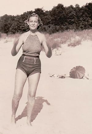 VINTAGE 1935 BLONDE BEACH BIKINI BUSTY UMBRELLA HIDING LADY FUNNY OLD FUN PHOTO