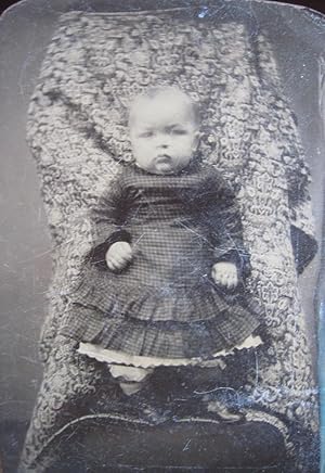 ANTIQUE AMERICAN STANDING HIDDEN MOTHER ARTISTIC HAUNTING BABY TINTYPE OLD PHOTO