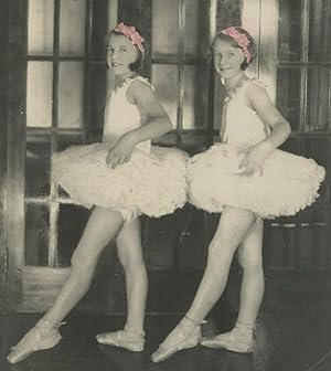 VINTAGE BALLET POINTE DANCING GIRLS 1920s OLD PHOTO VERNACULAR PHOTOGRAPHY ART