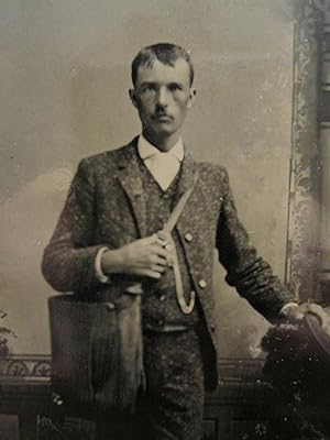 ANTIQUE AMERICAN YOUNG MAN HIS LEATHER CASE LAWYER? OCCUPATIONAL TINTYPE PHOTO
