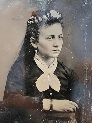 ANTIQUE AMERICAN BEAUTY ARTISTIC TEEN GIRL FLOWER HAIR BANGLES OLD TINTYPE PHOTO