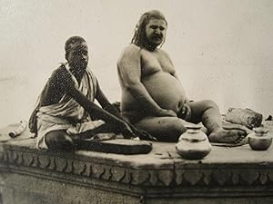 ANTIQUE 1920s HOLY MEN BENARES VARANASI GANGES ? INDIA RELIGIOS BIG MAN PHOTO