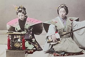 Photographie originale - Deux jeunes filles chantant et jouant du shamisen