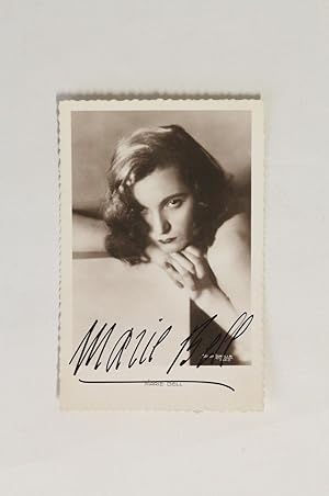 Carte postale photographique signée de Marie Bell