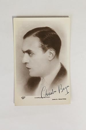 Carte postale photographique signée de Charles Boyer