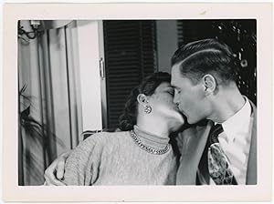 COUPLE PASSIONATELY KISS VINTAGE SNAPSHOT PHOTO