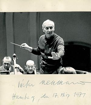 PORTRAIT Vaclav Neumann. Schwarzweiß-Fotografie von Henry Klein. Halbfigur, mit Autogramm, datier...