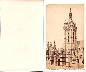 France, Bretagne, Finistère, Saint Thégonnec, Arc de triomphe et église