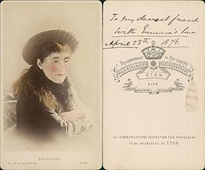 Hills & Saunders, Eton, Femme en manteau à col de fourrure et chapeau, 1876