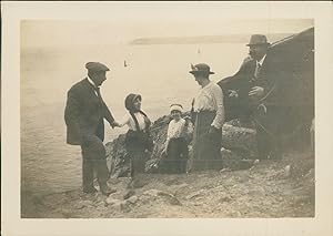 France, Bretagne, Pointe-du-Raz, Amis du photographe sur la plage, 1914, Vintage silver print