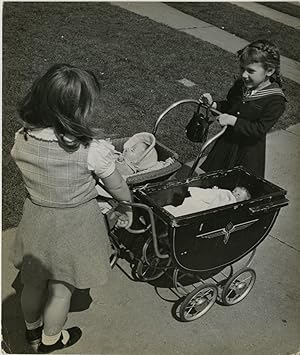 Mise en scène, jouer à la poupée ! vers 1940