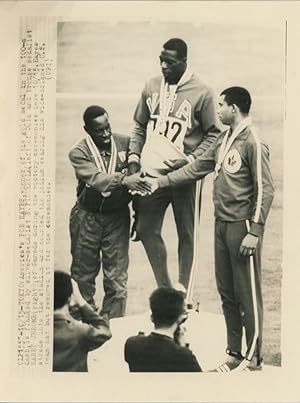 Japon, Tokyo, Bob Hayes, winner of the gold medal in the 100m cash