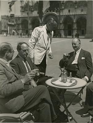 Henry Moore à Venise à la terrasse du Florian, 1948