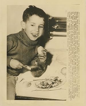 Giuseppe Miceli réfugié italien prend son premier petit déjeuner américain.