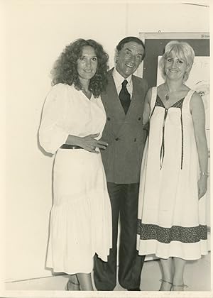 Jean d'Estrées "maquilleur des stars" entouré de son épouse (à gauche) et une collaboratrice.