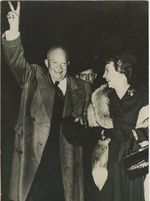 New York, le "V" du nouveau Président Eisenhower, accompagné de "Mamie"