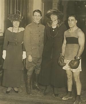 New York 1926, Mme Roosevelt, Captain Welsh, Mme MacVickar et le boxeur Johnny Dundee