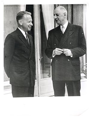 Le général Dag Hammarskjöld, secrétaire général des Nations Unies, et le général Charles de Gaull...