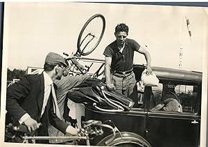 Le cycliste Hollandais Reyner arrive sur le circuit de Montlhéry, 1933