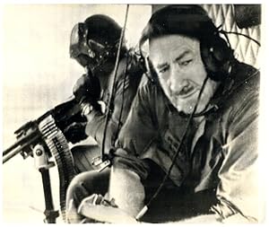 L'écrivain John Steinbeck à bord d'un avion, décembre 1966