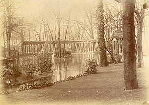 France, Paris, Parc Monceau, la colonnade et le bassin, circa 1885