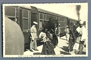 India, Bombay, Sur le Quai d'une Gare. Train pour Mont Abou