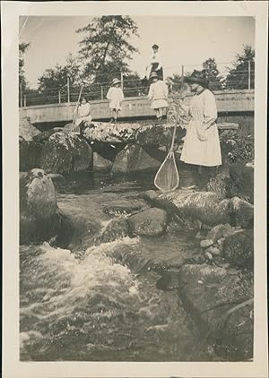 France, Le Plessis, Enfants pêchant sur une rivière, 1914, Vintage silver print