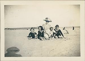 France, La Baule, Mère et enfants sur la plage, 1909, Vintage silver print