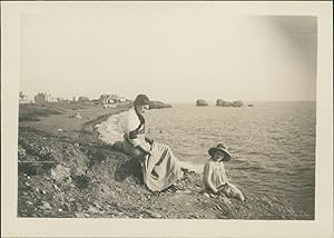 France, Sion, Femme et jeune fille sur la plage, 1911, Vintage silver print