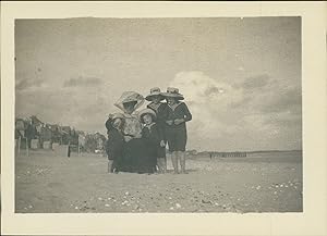 France, La Baule, Mère et enfants sur la plage, 1910, Vintage silver print