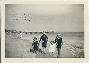 France, La Baule, Enfants sur la plage jouant dans l'eau, 1909, Vintage silver print