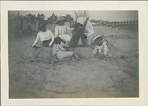 France, La Baule, Enfants sur la plage, 1913, Vintage silver print