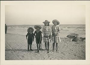 France, La Baule, Enfants sur la plage, 1912, Vintage silver print