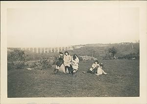 France, Enfants devant aqueduc, 1911, Vintage silver print