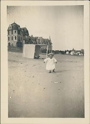 France, La Baule, Fillette faisant ses premiers pas sur la plage, 1909, Vintage silver print