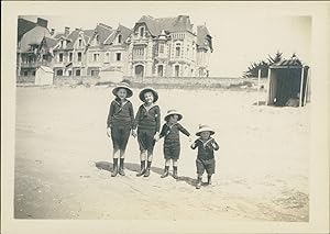 France, La Baule, Enfants sur la plage, 1910, Vintage silver print