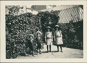 France, Cholet, Enfants dans un jardin, 1912, Vintage silver print