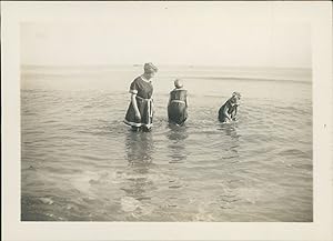 France, La Baule, Famille jouant dans l'eau, 1913, Vintage silver print