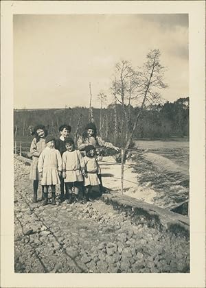 France, Le Plessis, Enfants sur un pont, 1912, Vintage silver print